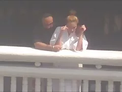 عوضی جوان روسی با یک آقا در پشته یونجه در یک زمین باز قرار می گیرد فیلم سینمایی سسکی