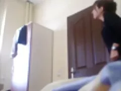 بانوی بالغ در غیاب خانه شوهرش از داشتن رابطه جنسی با همسایه جوان دریغ نمی سسکی خارجی کند