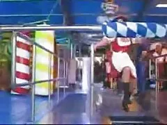یک خانم بالغ عاشق خود را به اتاق خواب سسکی فیلم می برد و با خشونت او را لگد می زند