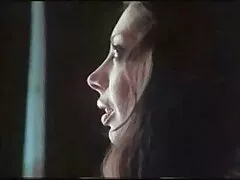یک دختر جوان کانال فیلم سسکی یک خروس نر ایستاده را ماساژ داده و خار می کند
