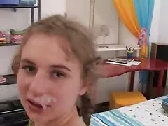 یک دختر جوان به سختی در بازیگران پورنو ناله می کند و با یک پسر از یک لعنتی وحشی لذت فیلم سسکی اینستا می برد