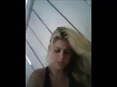 یک زن جوان سیاه پوست با یک فیلم سسکی اینستا دیک سیاه بزرگ متحیر شده است