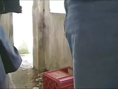 مدل پورن با یک کشاورز در مزرعه کثیف خود fucks فیلم سوپر سسکی می کند