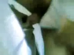 شلخته جوان در کلیپ سسکی شلوار جین پاره شده برای نفوذ طولانی دیک به مهبل او
