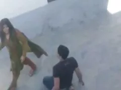 دو بچه‌ی حریص بالغ سسکی خارجی چای نوشیدند و خواستند یکدیگر را لعنتی کنند