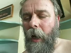 همسر بالغ با مکیدن او شوهر عضلانی را اذیت می کند و فلیم سسکی از پشت سرش لعنتی سخاوتمندانه می شود