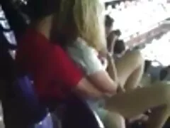 شوهر همسر بالغ خود را از خواب بیدار کرد و با اشتیاق او را به طرق فیلم های سسکی مختلف در رختخواب فریب داد