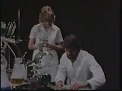 شخص دوست دختر جوان روسیه برهنه می کند و با اشتیاق با او روی تخت می فیلم سسکی خارجی خورد