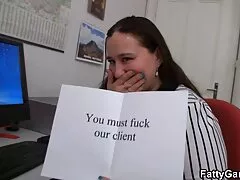 MILF بالغ به فیام سسکی دختر بی تجربه می آموزد که چگونه به درستی خروس مرد را بخورد