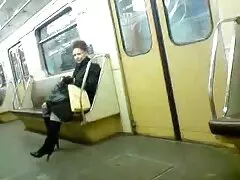 عوضی تراشیده شده خروس بزرگی را در داخل مهبل با اسپرم در داخل کانال تلگرام سسکی می گیرد