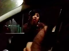 مدل پورنو بالغ در جوراب ساق سسکی خارجی بلند ، پاهای خود را جلوی آلت تناسلی مرد گسترش می دهد و با او لگد می زند