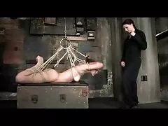 عوضی جوان فیلم سسکی خارجی روی زمین می نشیند و با اشتیاق انگشت بیدمشک می زند